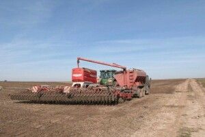 Аграрії працюють цілодобово: на Волині завершують посівну озимих культур
