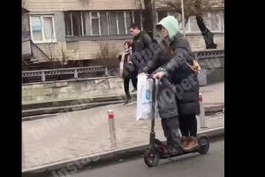 Дивна витівка жінки з дитиною спантеличила водіїв (Відео)