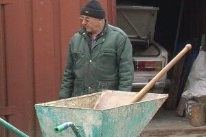 Лучанин місяць не може виїхати з гаража, бо вулиця потопає в багнюці (Фото)