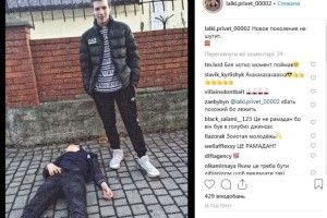 Підлітки влаштували фотосесію біля хлопця, котрий втратив свідомість через отруєння алкоголем