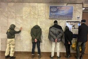 У київському метро злапали диверсантів, які ховали набої у плюшевому ведмедику