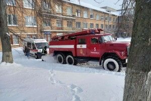 У Нововолинську в снігу застрягла «швидка» із хворим на апараті штучної вентиляції легень