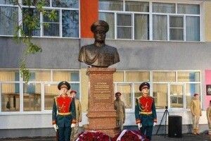 У Маріуполі загарбники встановили пам’ятник генералу рф, який брав участь у захопленні міста