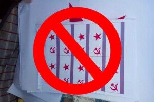 Українець намагався перевезти з Молдови радянські прапори та портрети Путіна