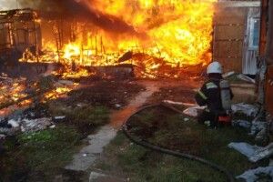 У вогні на українському курорті згоріло 4 будиночки (Фото)