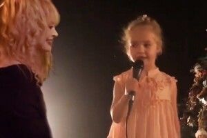 «Мільйон червоних троянд»: 7-річна донька Алли Пугачової переспівала хіт відомої мами (Відео)
