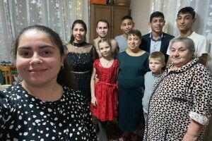 Переселенка ромської національності з Херсонщини на Волинь стала ненькою для 7 чужих дітей