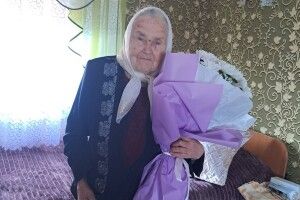 90 років мудрості та любові: у громаді на Волині привітали ювілярку