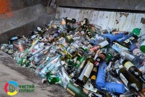Лучани зібрали на переробку тонни скла та металу