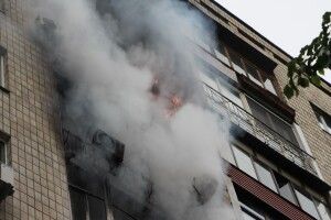 У Луцькому районі рятували людей з палаючої квартири