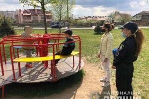 У Рівному поліція не втомлюється ганяти дітей з дитячих та спортивних майданчиків (Фото)