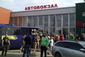 У Луцьку на автостанції учасники АТО викликали поліцію і написали заяву на перевізника, який відмовив в посвідченні вдові загиблого волинянина
