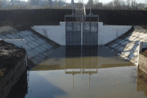 Коли побачили порожній човен, викликали водолазів...