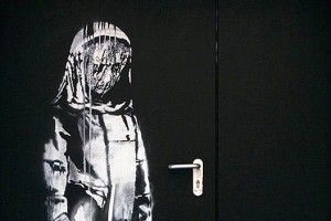 Викрадачі вирізали картину Бенксі із металевих дверей