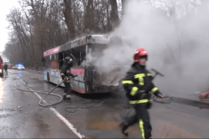 Під час руху загорівся автобус з пасажирами (Відео)