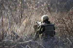 Окупанти гатять із мінометів і БМП, поранили одного українського бійця