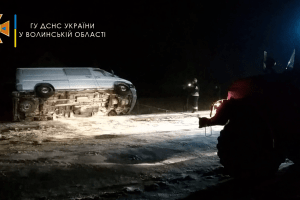 На Волині бус злетів з дороги і перекинувся (Фото, відео)  