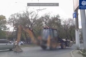 Відштовхувався від асфальту: оштрафували тракториста, який їхав за допомогою ковшу (Відео моменту)