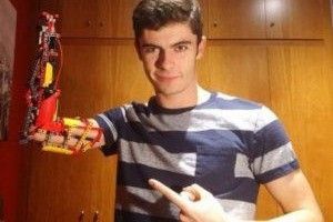 Школяр зібрав собі протез руки з конструктора Lego (відео)