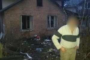 Патрульні ледве встигли врятувати чоловіка, який задихався у палаючому будинку-«привиді»
