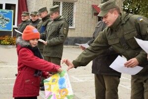 Маленькі патріоти привітали зі святом луцьких нацгвардійців (Фото)