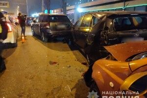 Водій на іномарці збив дівчинку та протаранив припарковані авто (Фото)