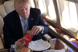 Хитрун-Трамп придумав новий спосіб наминання гамбургерів