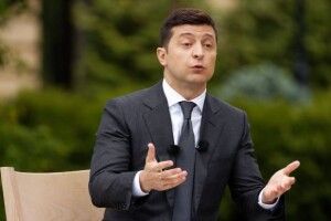 Недовго музика лунала: Зеленський просить скасувати обмеження зарплат чиновників