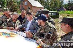 Ще одна бабуся заблукала в лісі. Понад 100 людей шукали жінку всю ніч (Фото)