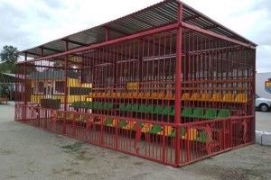 На стадіоні першолігового «Інгульця» збудували клітку, в якій триматимуть уболівальників команди-суперника 