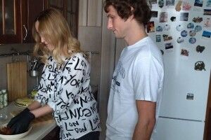 Айтішниця та актор з Луцька готують поживні снеки для воїнів ЗСУ