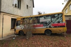 Стало погано за кермом: у Луцьку маршрутка з людьми влетіла в будинок