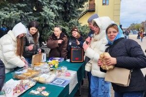 Ковель ярмаркує: освітяни зібрали чималу суму на потреби військових 