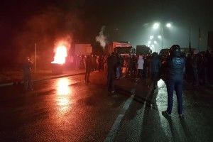 Продовжує залишатися ускладненим рух через низку пунктів пропуску на державному кордоні