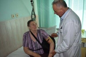 Волинський лікар Михайло Аршулік відновив пацієнтці повністю нерухому руку