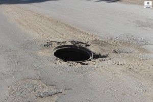 Горохівчани прокинулися, а каналізаційних люків… нема