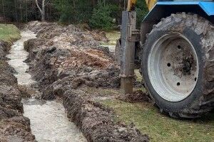 Через велику воду на Маневиччині чистять водостоки