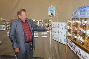 Волинський майстер представив у Славуті виставку вітрильників у пляшках