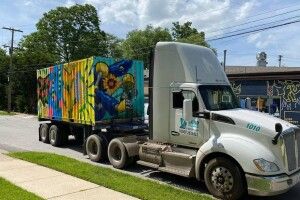 У Рівне зі США прибув контейнер гуманітарної допомоги для переселенців. Що там є