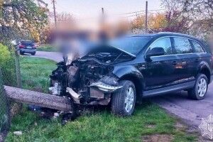 На Рівненщині неповнолітній напідпитку врізався на авто в електроопору. Його приїхав забирати «цікавий» батько