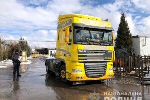 На Рівненщині водій вантажівки відїжджав заднім ходом і наїхав на пішохода