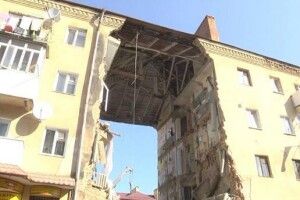 Поліція затримала двох комунальників через обвал будинку в Дрогобичі