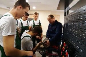 Сонячна та вітрова електростанції освітлюватимуть територію луцького училища (Фото)