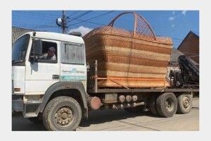 Для величезної паски: на Закарпатті сплели гігантський кошик (Фото, Відео)