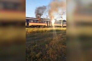 Під час руху загорілася електричка з пасажирами (Відео)