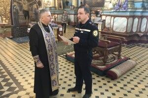 У Володимирі-Волинському майор-вогнеборець попередив панотця, аби той на Великдень не жартував із червоним півнем (фото)