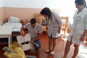 Володимирчанин подарував дитячому відділенню лікарні столики для годування немовлят