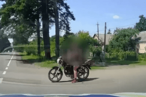 На Волині керманич двоколісного не мав документів і мотошолому (Відео)