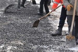 На Камінь-Каширщині селяни самотужки ремонтують дороги