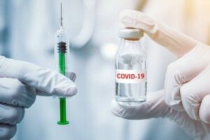 Перший українець, який вакцинувався проти COVID-19, розповів про самопочуття